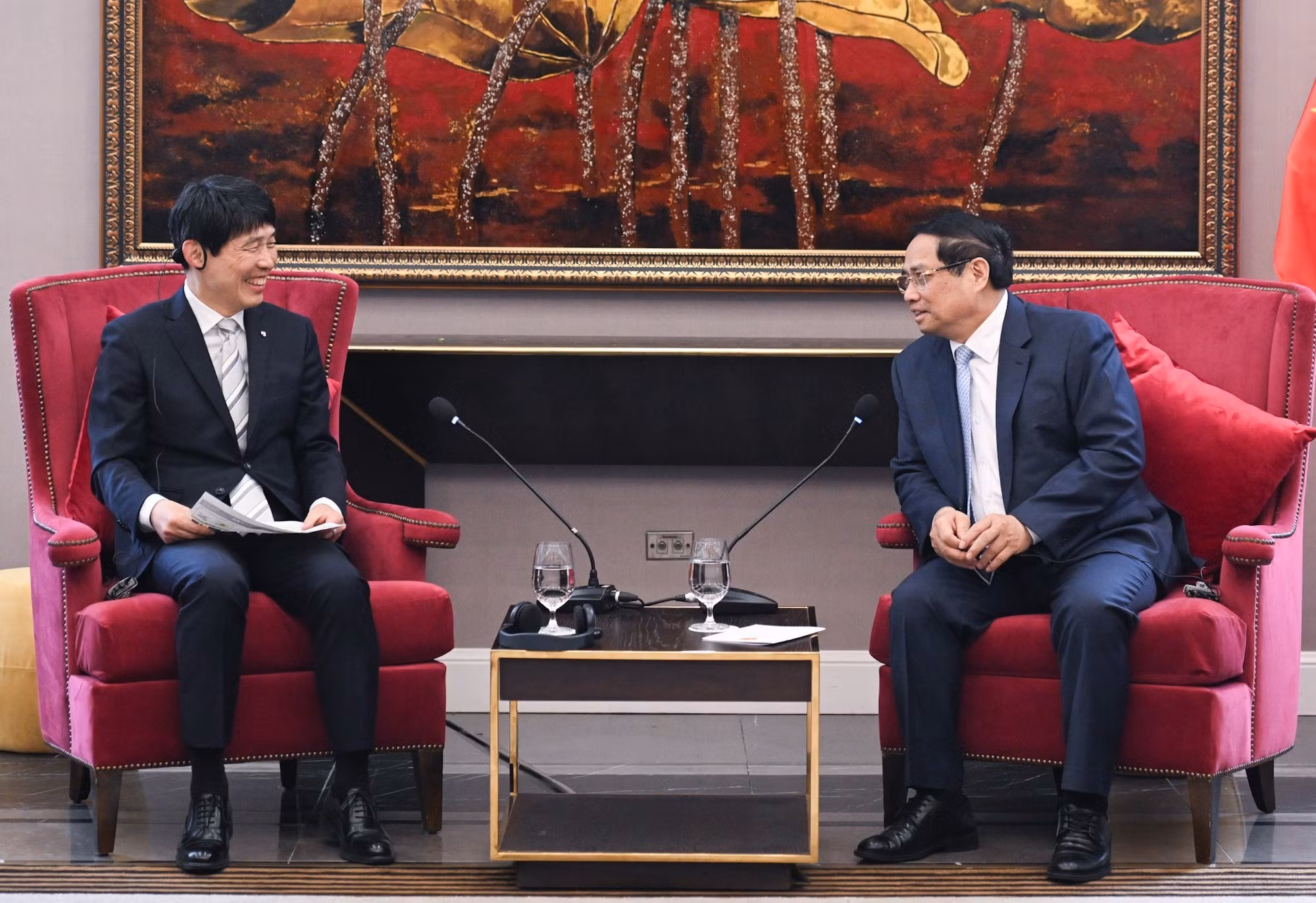 En recevant le gouverneur de Gunma - la préfecture compte 56 entreprises investissant au Vietnam et une communauté vietnamienne d’environ 16 000 personnes -, le PM Pham Minh Chinh a salué sa participation au Forum de coopération décentralisée Vietnam – Japon. Il a souligné que cet événement contribue à la concrétisation de l’accord conclu avec l’ancien Premier ministre japonais Ishiba Shigeru en avril 2025. Photo : Tran Hai/NDEL