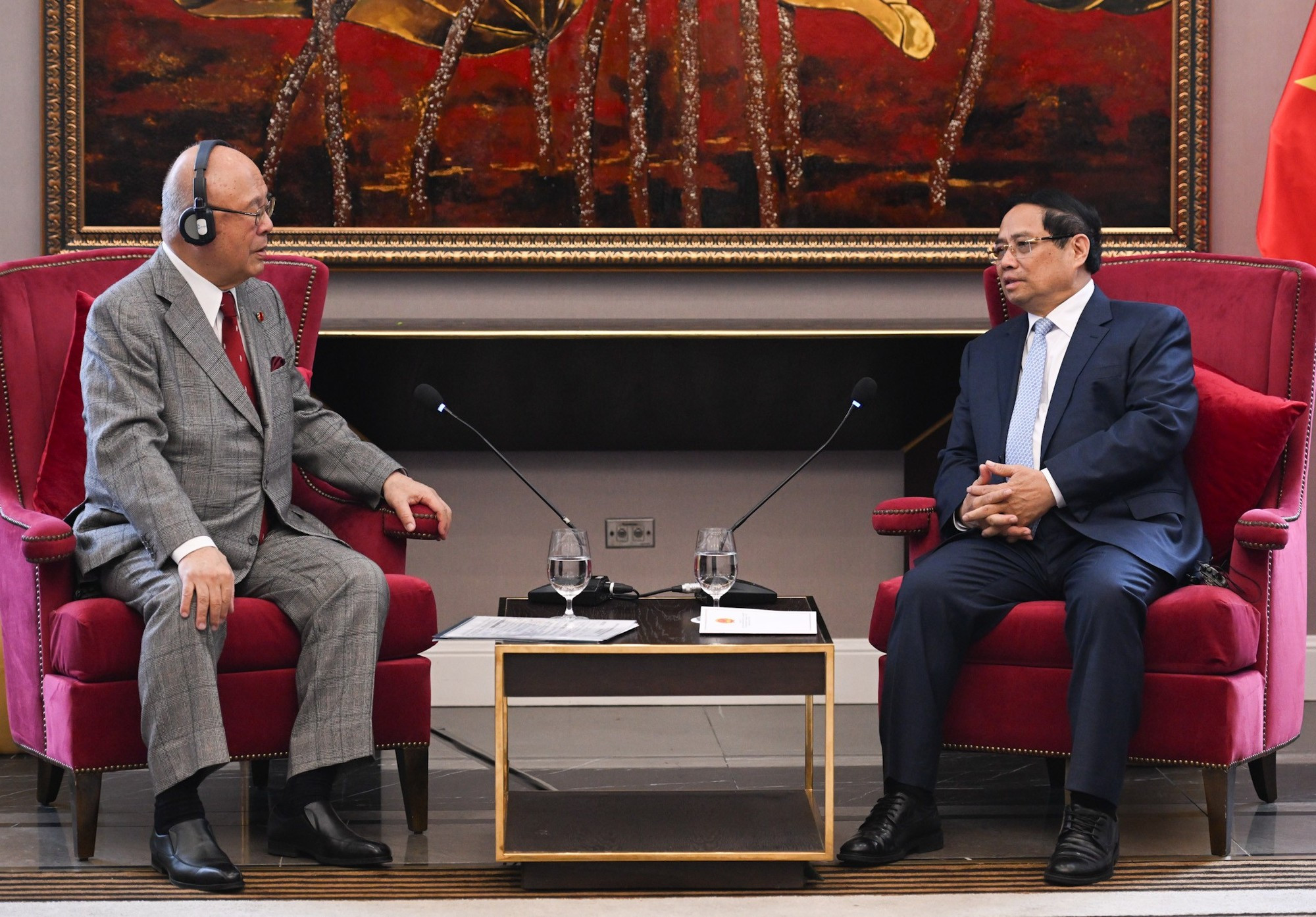 Le PM vietnamien a invité le conseiller spécial de l’Alliance parlementaire d’amitié Japon – Vietnam à continuer de soutenir la mise en œuvre concrète du Partenariat stratégique intégral Vietnam – Japon. Photo : Tran Hai/NDEL