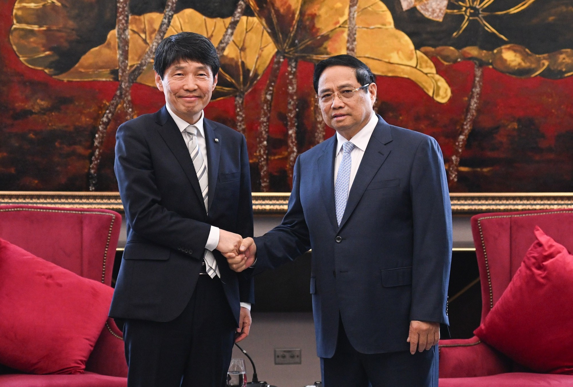 Le Premier ministre Pham Minh Chinh (à droite) et le gouverneur de la préfecture de Gunma, Yamamoto Ichita, le 25 novembre à Quang Ninh. Photo : Tran Hai/NDEL