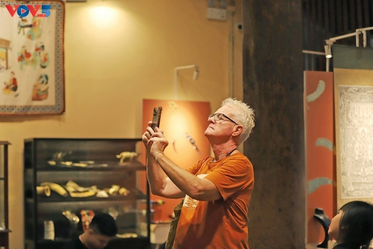 Grâce à sa narration fondée sur objets et motifs, le projet restitue subtilement l’essence d’un métier ancien. Le monument n’est plus un simple lieu de contemplation, mais un espace d’expérience et d’interaction.