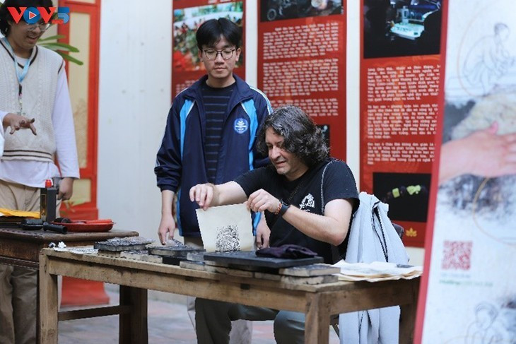 Il raconte que la majorité des touristes étrangers se montrent curieux face aux découvertes proposées au temple.