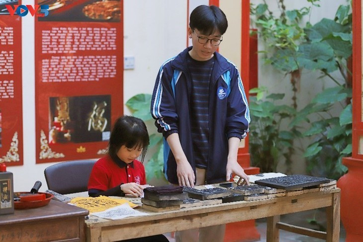 Lê Thê Anh, étudiant en 4ᵉ année de la faculté d’Histoire (École normale supérieure de Hanoï), se dit honoré de contribuer à la diffusion de la culture vietnamienne auprès des visiteurs.