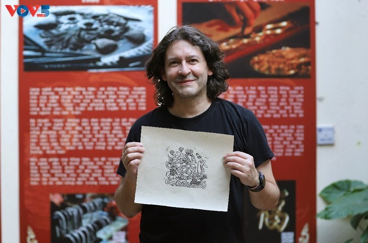 Ricardo Arce, touriste colombien, se dit enthousiaste après avoir expérimenté pour la première fois la gravure et l’impression de xylographies Thanh Liêu.