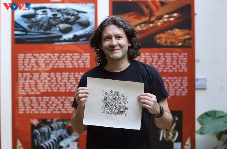 Ricardo Arce, touriste colombien, se dit enthousiaste après avoir expérimenté pour la première fois la gravure et l’impression de xylographies Thanh Liêu.