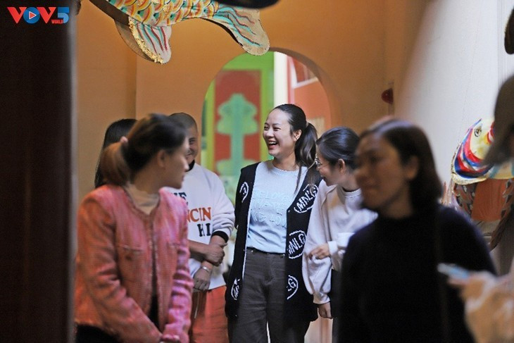 Ces jours-ci, la maison communale semble rajeunie grâce aux récits culturels transmis par de jeunes guides bénévoles.