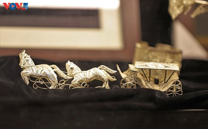 L’espace est conçu de manière cohérente - architecture, signalétique, objets, scénographie - pour restituer la profondeur historique du métier d’orfèvre, emblématique de la rue Hàng Bac d’autrefois.