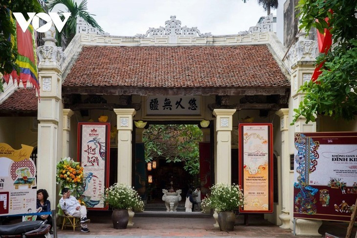 La Maison communale Kim Ngân (44, rue Hàng Bac, dans la capitale Hanoi du Vietnam) - qui porte la mémoire glorieuse du métier d’orfèvre - repose discrètement au cœur du vieux quartier animé de Hanoï. Son porche ancien, empreint de solennité, crée une transition douce entre l’agitation urbaine et la quiétude patrimoniale. Photo: Hai Hà.