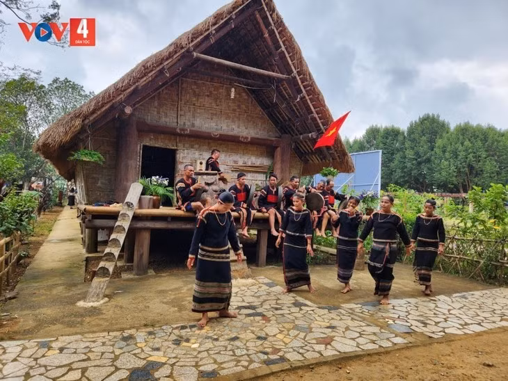 Des Êdê se rassemblent devant leur maison longue. Photo : VOV4. 