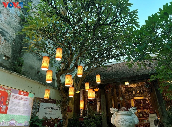 L’arbre de métiers - un arbre symbolique où chaque lanterne suspendue représente une scène ou un métier traditionnel illustré par des artistes.