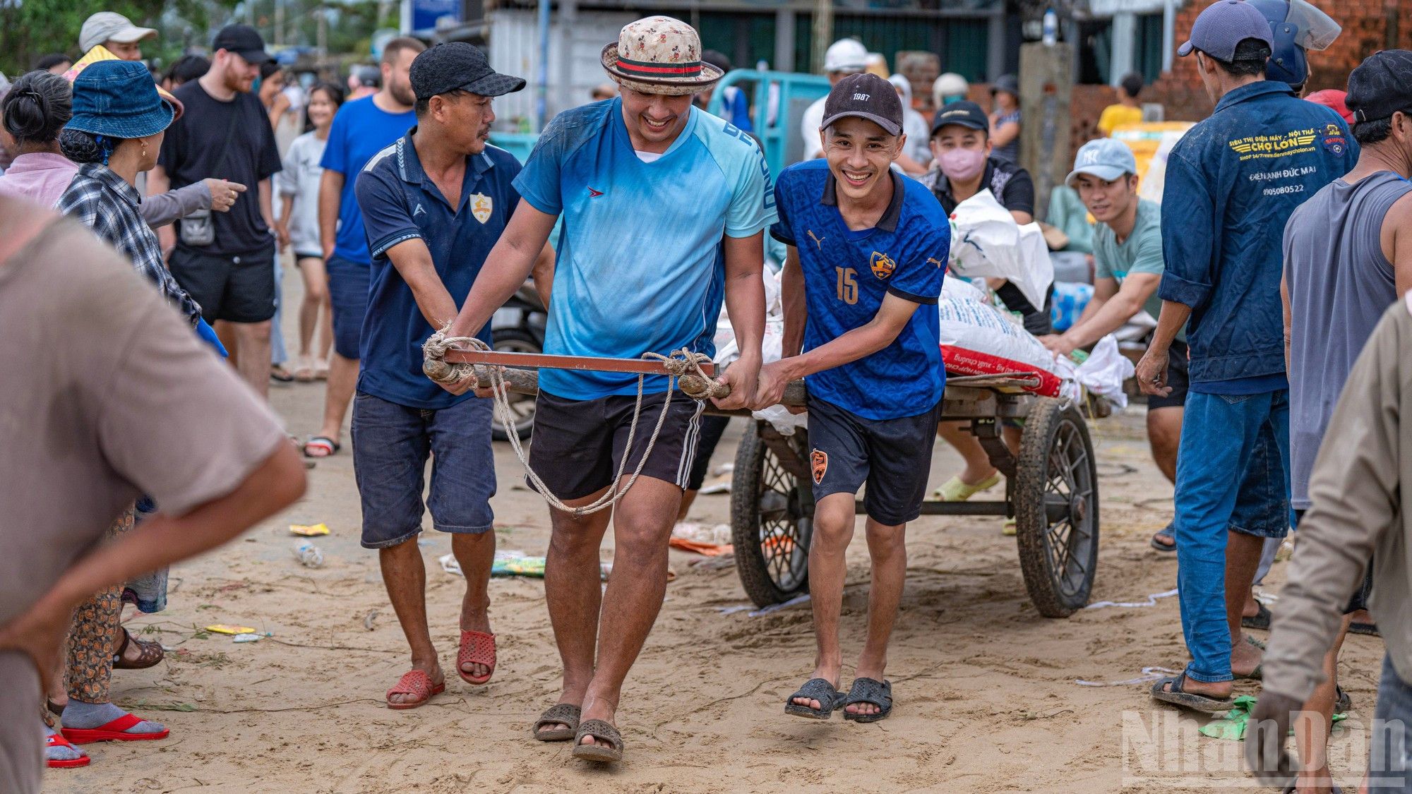 Chaque jour, des milliers de personnes participent aux travaux de renforcement de la digue. Photo : Phan Hai Tung Lam/NDEL