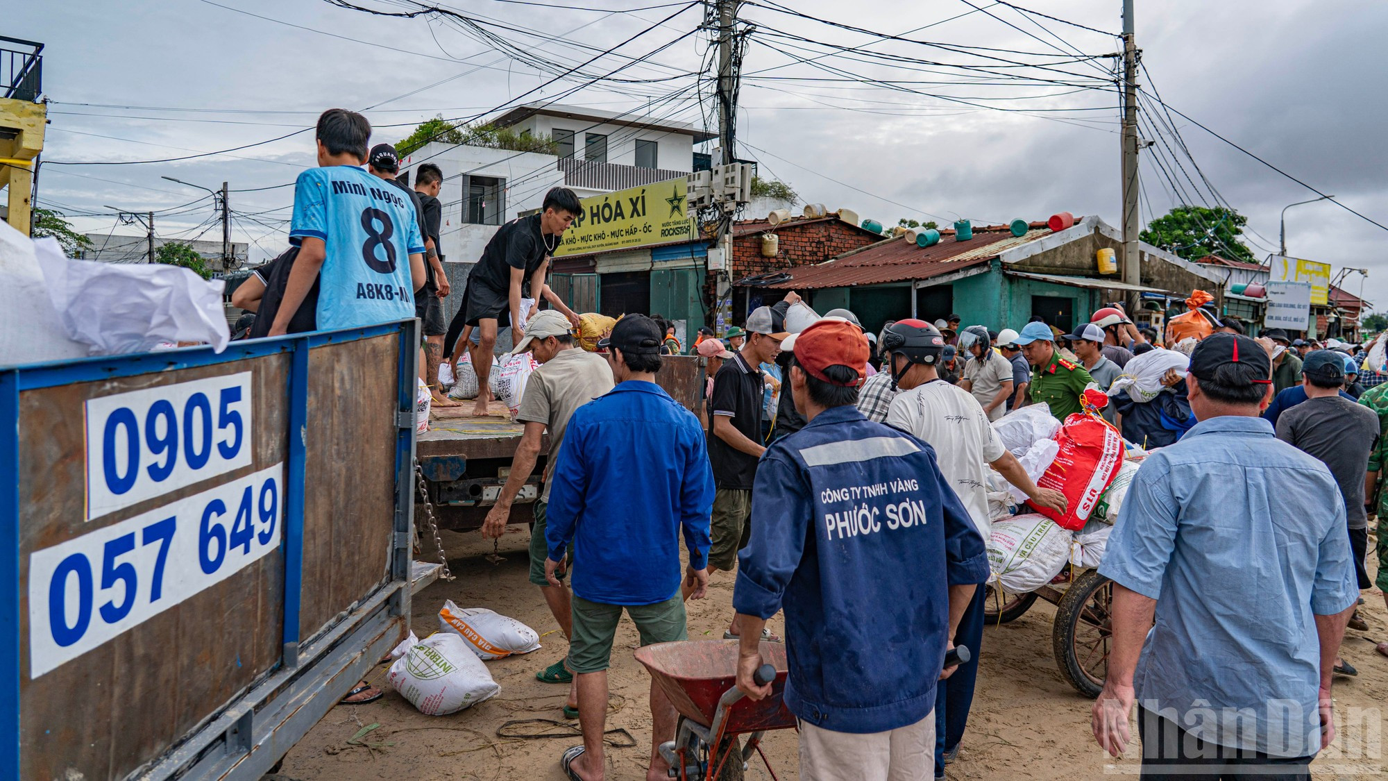Malgré la fatigue, la solidarité l’emporte sur la peur. Photo : Phan Hai Tung Lam/NDEL
