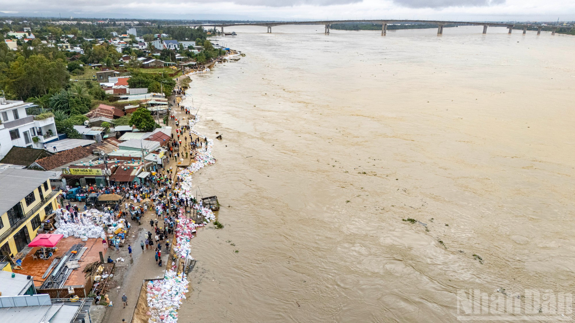 Le point le plus critique se situe près du marché aux poissons d’An Luong, où la brèche, large de 200 mètres au départ, s’est rapidement étendue à plus de deux kilomètres. Photo : Phan Hai Tung Lam/NDEL