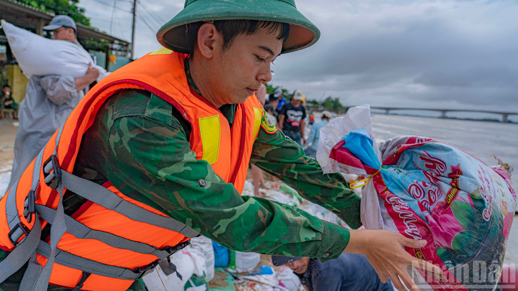 Des dizaines de milliers de sacs de sable sont acheminés jusqu&apos;aux berges du fleuve grâce à la force humaine. Photo : Phan Hai Tung Lam/NDEL