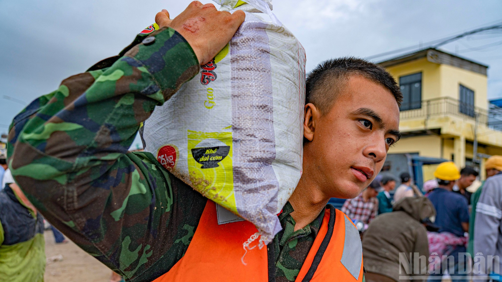 Les soldats de la 315e division (région militaire 5) ont passé deux nuits blanches à soutenir la population. Photo : Phan Hai Tung Lam/NDEL