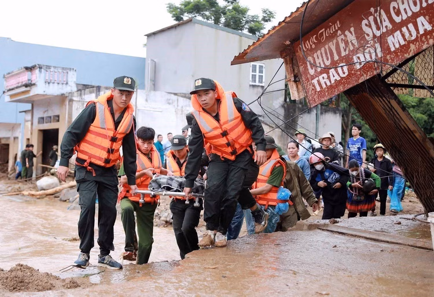 Les forces compétentes transportent les dépouilles des victimes emportées par les eaux afin de les remettre aux familles pour les funérailles. Photo : VNA