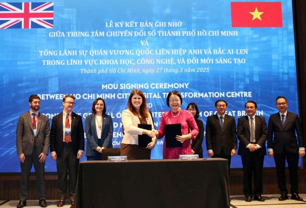 Signature de l'accord de coopération entre le Centre de transformation numérique de Hô Chi Minh-Ville et le consulat général du Royaume-Uni dans les domaines des sciences, des technologies et de l'innovation, le 27 mars 2025. Photo : VNA. ky.jpg