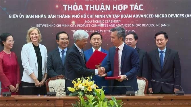 Signature du mémorandum d’accord entre le Comité populaire de Hô Chi Minh-Ville et le groupe américain Advanced Micro Devices (AMD), dans le but de renforcer la coopération bilatérale dans le développement de l’écosystème de haute technologie et de l’intelligence artificielle. Photo : VNA. adm.jpg