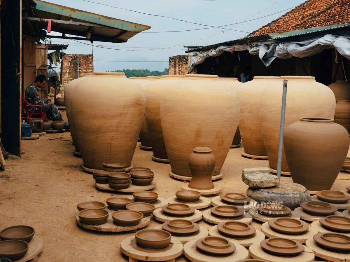 La poterie est placé dans un endroit frais avant d'être exposée au soleil. Photo : laodong.vn