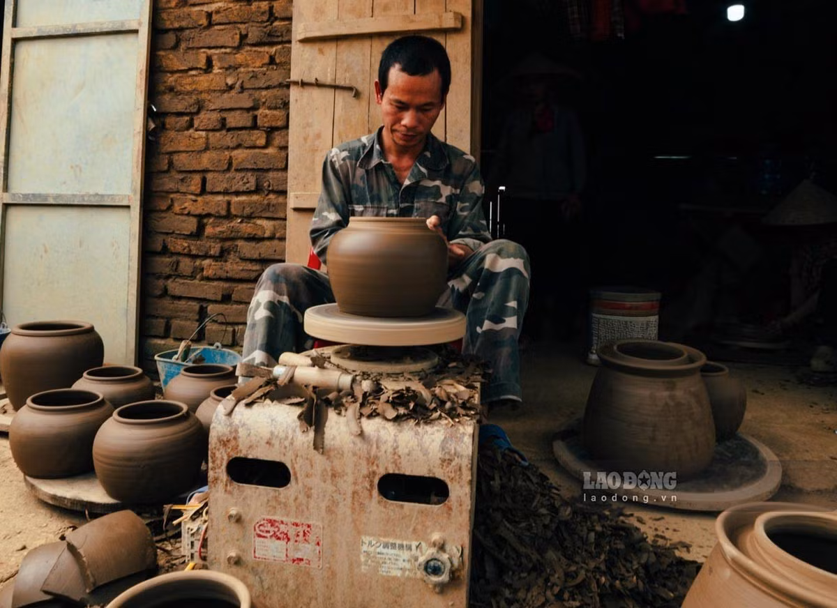 La mise en forme des produits est réalisé par des potiers expérimentés. Photo : laodong.vn