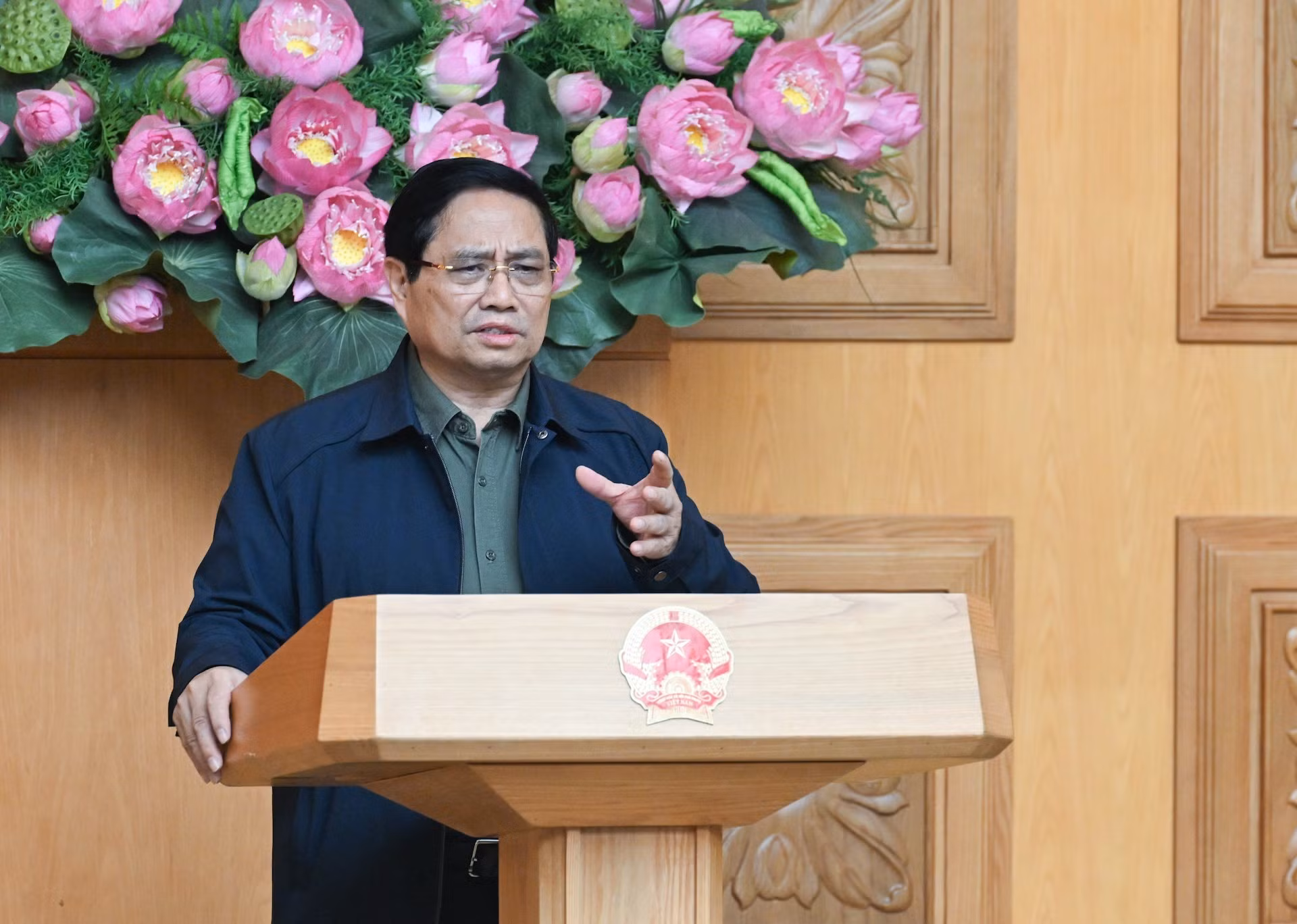 Le PM Pham Minh Chinh a demandé au ministère des Finances de débloquer immédiatement 5,7 millions de dollars pour Hue, et 3,8 millions de dollars pour Quang Ngai et Quang Tri. Il a ordonné aux autorités locales de compiler d’urgence les statistiques sur les dégâts et de soutenir en priorité les familles endeuillées et les personnes isolées. Photo : Tran Hai/NDEL