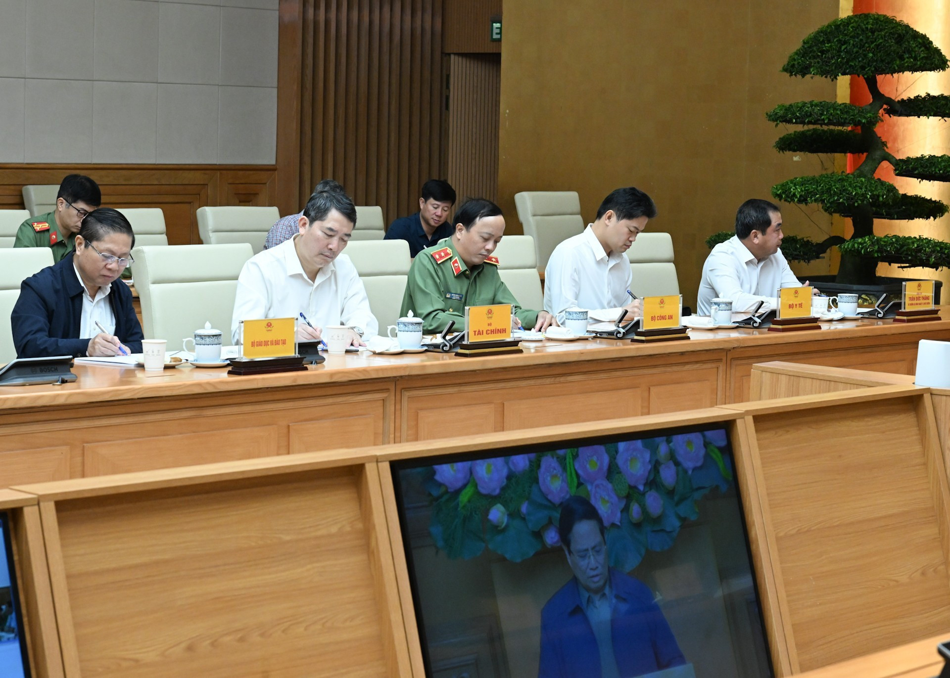 Les représentants de différents ministères, secteurs et branches concernés assistent à la réunion. Photo : Tran Hai/NDEL Les représentants de différents ministères, secteurs et branches concernés assistent à la réunion. Photo : Tran Hai/NDEL