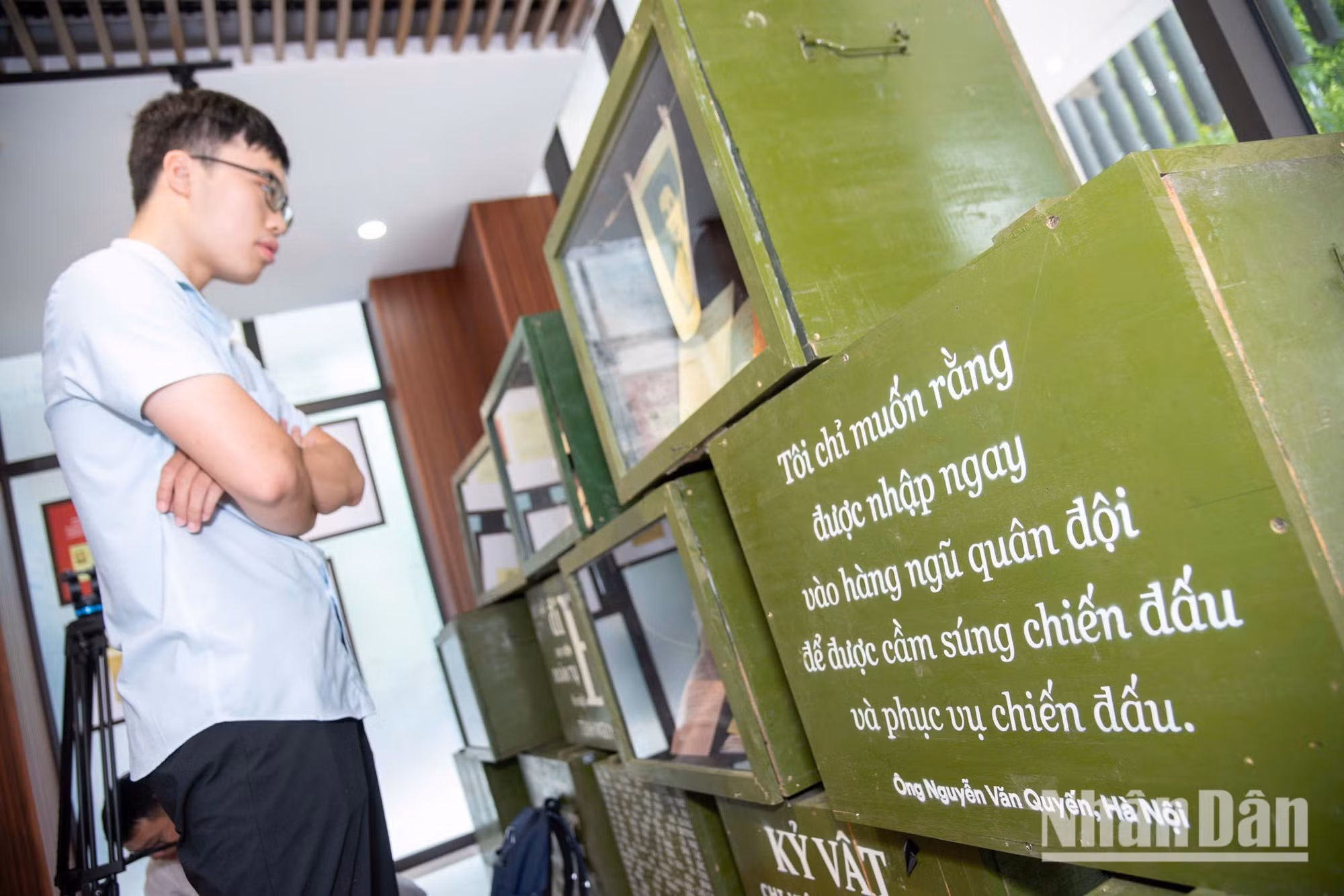Également présent à l’exposition, Le Tuan Hưng, doctorant à l’Université polytechnique, confie avoir eu le sentiment que son cœur était « rempli de gratitude ». À travers lui s’exprime une génération Z profondément consciente des sacrifices consentis par ses aînés pour l’indépendance et la paix du Vietnam. Photo : NDEL