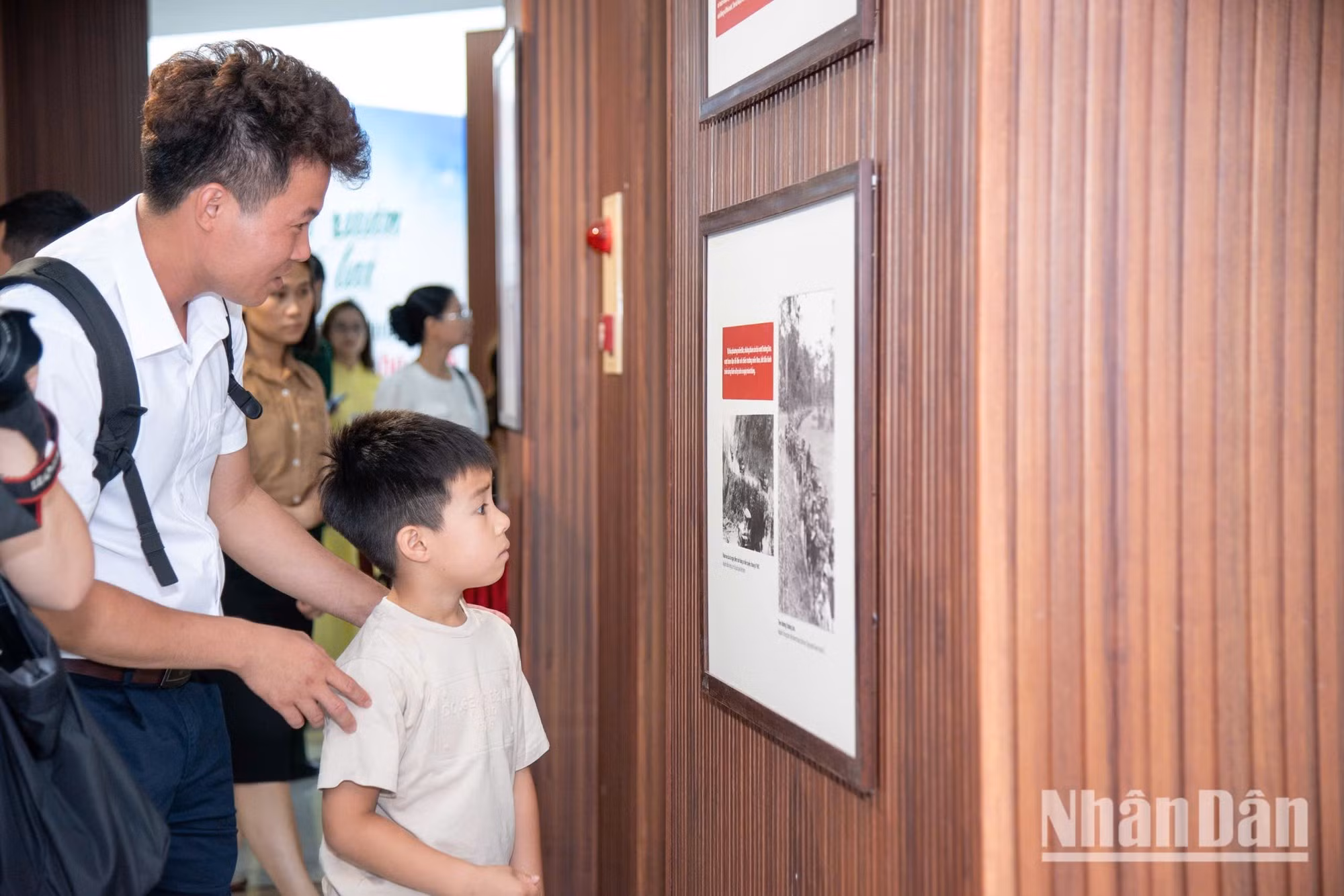 Tran Quoc Tuan, 38 ans, originaire de la province de Bac Ninh (au Nord), est venu avec son fils de six ans afin de lui transmettre la fierté et le respect qu’inspire l’engagement héroïque de son grand-oncle. Photo : NDEL