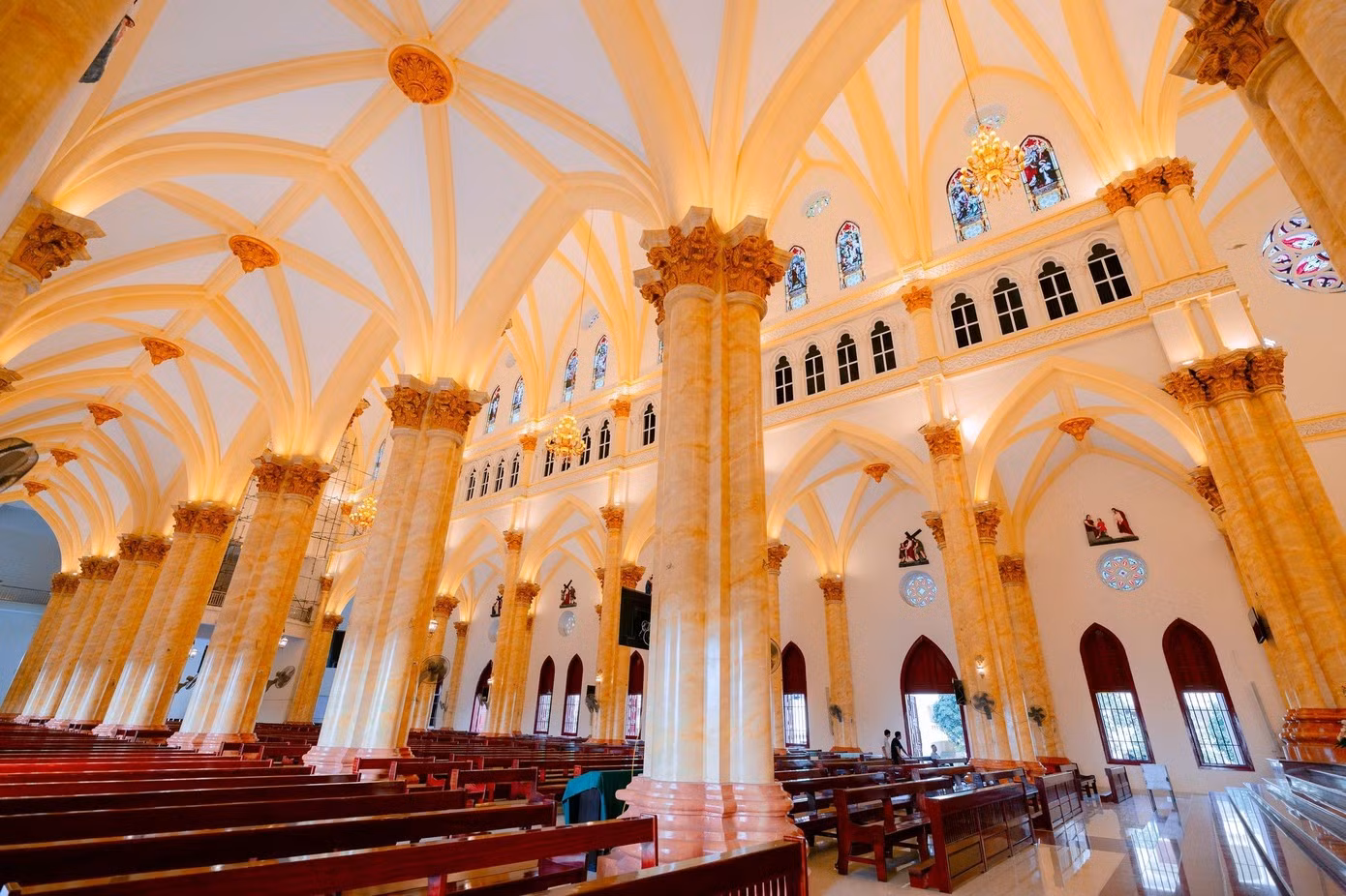 L’intérieur a été réalisé avec un soin et un raffinement particuliers : sculptures minutieuses, détails décoratifs délicats, alliance harmonieuse entre l’art traditionnel vietnamien et l’esthétique occidentale. Photo : tienphong.vn