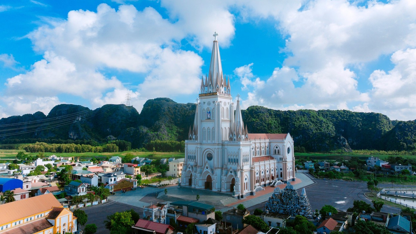 Vue d&apos;en haut, l&apos;église est conçue selon une disposition en forme de croix. Photo : tienphong.vn