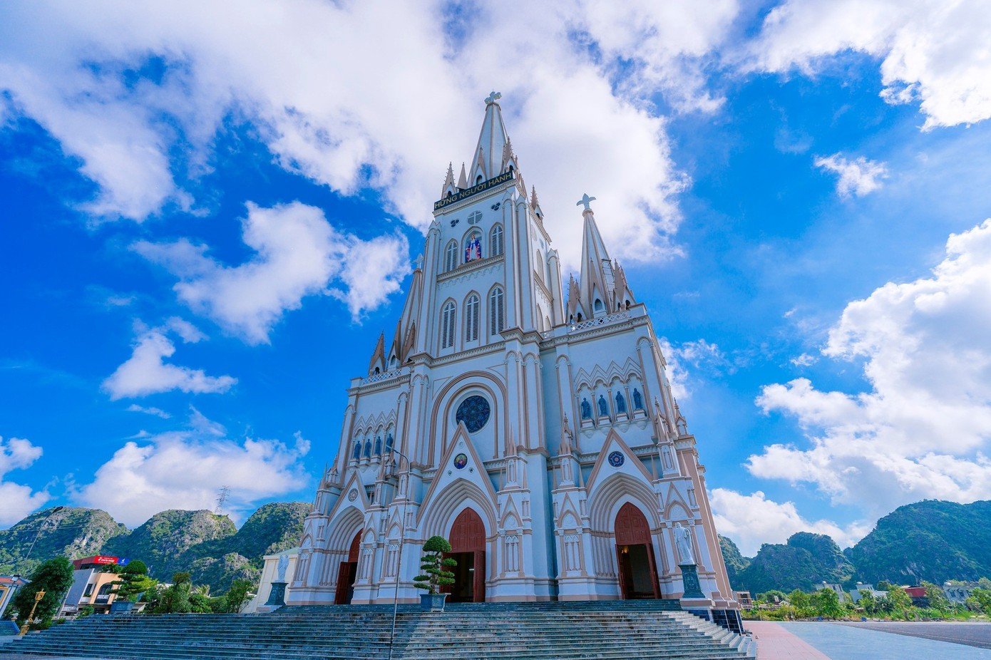 Le clocher abrite trois cloches pesant de près d’une demi-tonne à presque deux tonnes. Leur son résonne dans un rayon de cinq kilomètres, devenant un symbole sonore emblématique de la paroisse. Photo : tienphong.vn