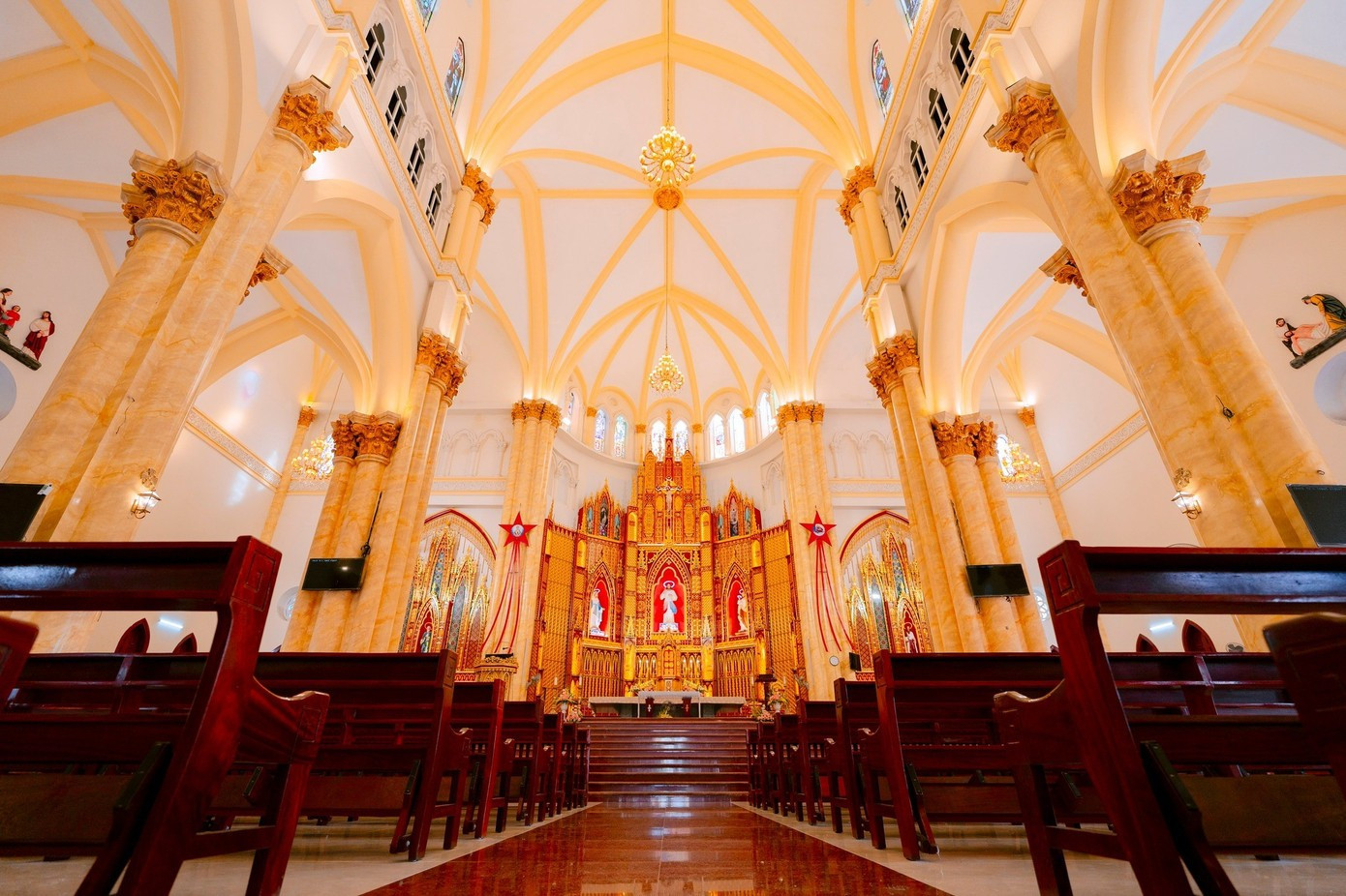 Sous le chœur se trouve un vaste espace souterrain de 1 000 m², profond de 15 m, composé d’une grande salle et de trois salles annexes, pouvant accueillir 700 à 800 personnes. Cet espace sert à la fois de lieu d’activités communautaires et de zone d’abri en cas de nécessité. Photo : tienphong.vn