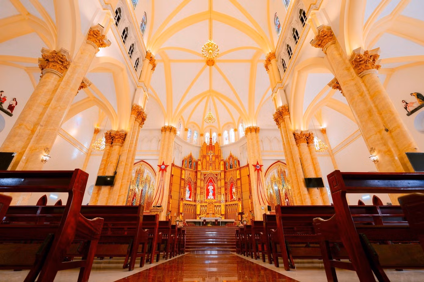 Sous le chœur se trouve un vaste espace souterrain de 1 000 m², profond de 15 m, composé d’une grande salle et de trois salles annexes, pouvant accueillir 700 à 800 personnes. Cet espace sert à la fois de lieu d’activités communautaires et de zone d’abri en cas de nécessité. Photo : tienphong.vn