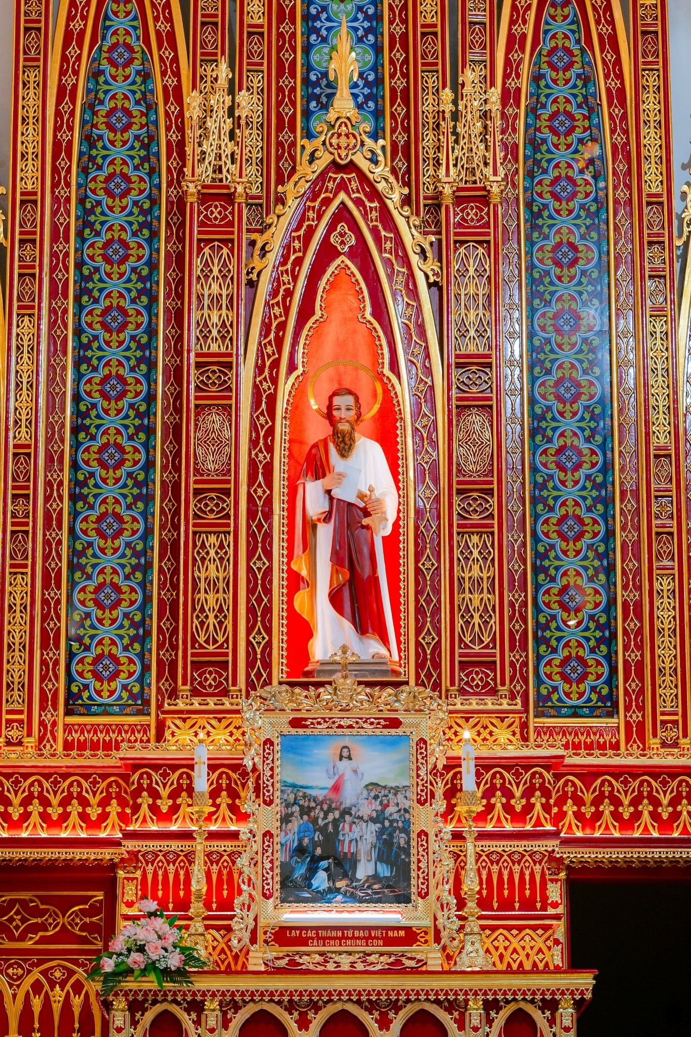 Édifiée sur un terrain de plus de 14 200 m², l’église de Lang Van dispose d’une surface au sol de près de 4 000 m². Son plan en forme de croix latine s’étend sur 94 m de long et 40 m de large, permettant d’accueillir environ 5 000 fidèles, un record dans le système des églises catholiques du Vietnam. Photo : tienphong.vn