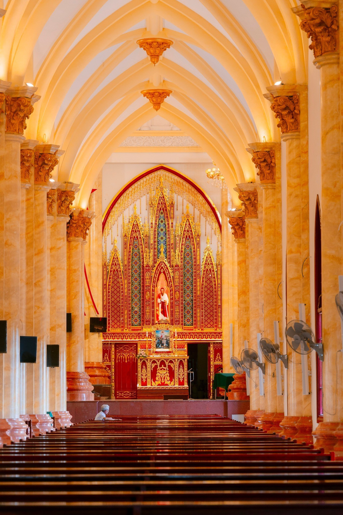 Sur le plan architectural, l’église adopte le style néo-gothique typique, avec de hautes voûtes élancées et des arcs brisés, créant une impression de légèreté et de sacralité — à la différence du style roman aux voûtes en plein cintre. Photo : tienphong.vn