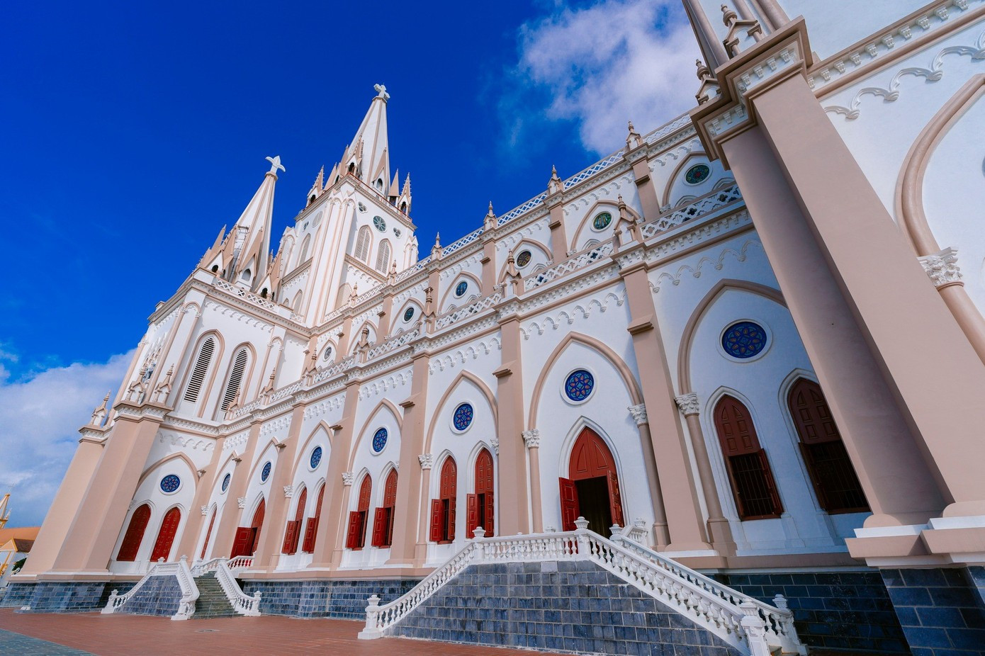 L’église de Lang Van est considérée comme le plus grand sanctuaire catholique du Vietnam, et s’impose d’ores et déjà comme une nouvelle destination phare pour les visiteurs vietnamiens et étrangers lors de leurs séjours à Ninh Binh. Photo : tienphong.vn