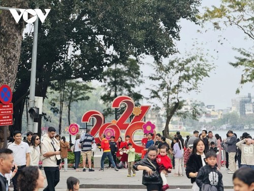 Un temps clément à Hanoï a favorisé les activités de loisirs et les déplacements des habitants et des touristes durant les vacances du Nouvel An. Photo : VOV.