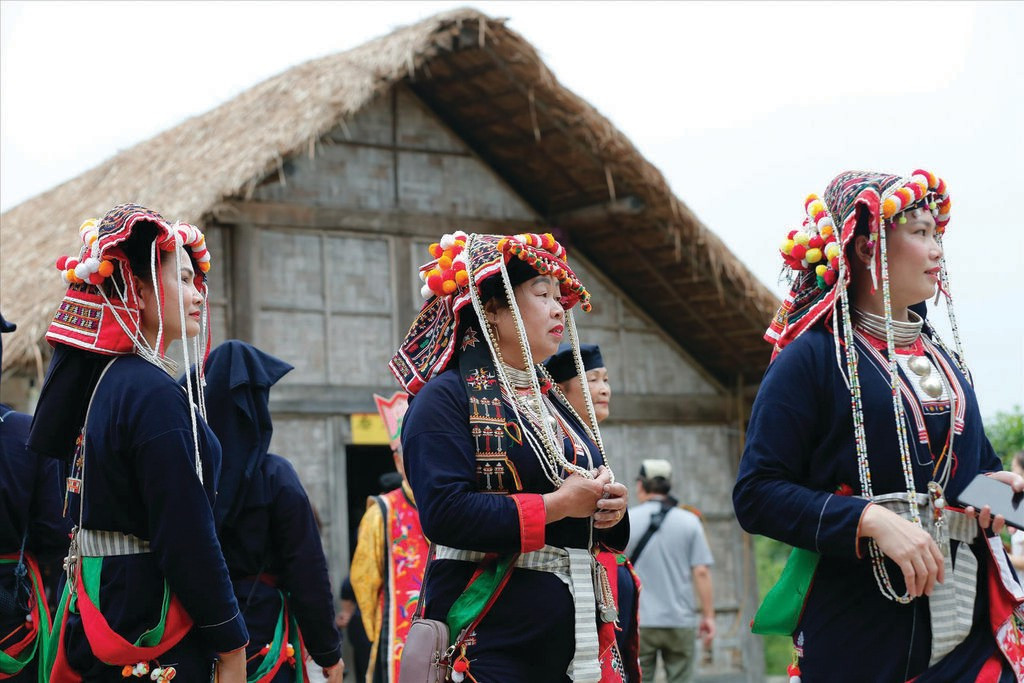 Femmes Dao Quân Chet en costume traditionnel. 