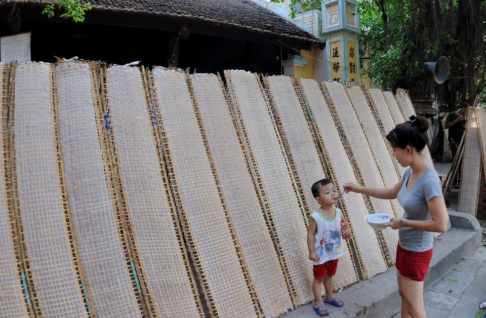 La reconnaissance du banh da nem de Thô Ha comme patrimoine culturel immatériel national consacre non seulement la valeur historique et durable de ce savoir-faire ancestral, mais ouvre également la voie au développement du tourisme communautaire. De plus en plus de visiteurs viendront en effet découvrir cet artisanat et vivre une expérience culturelle unique au cœur du village. Photo : VNA