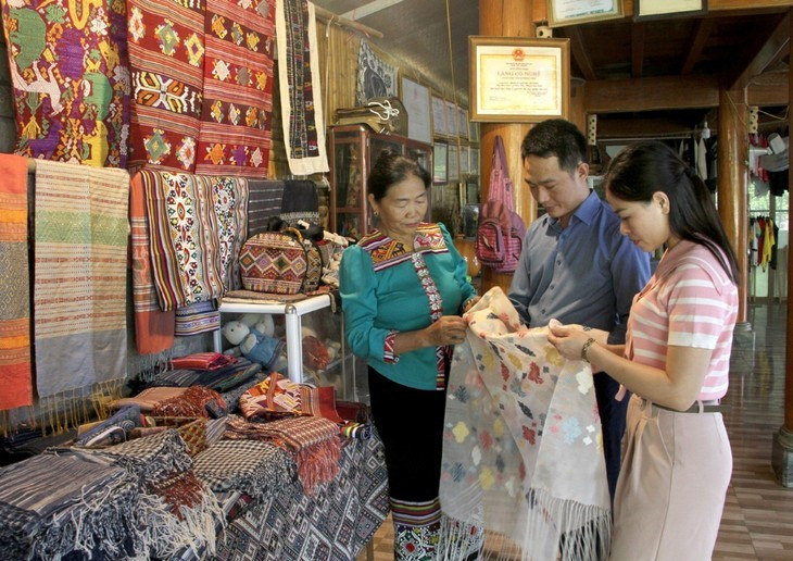 Les produits textiles en brocart de Hòa Tiên sont présentés au public. Photo: AVI