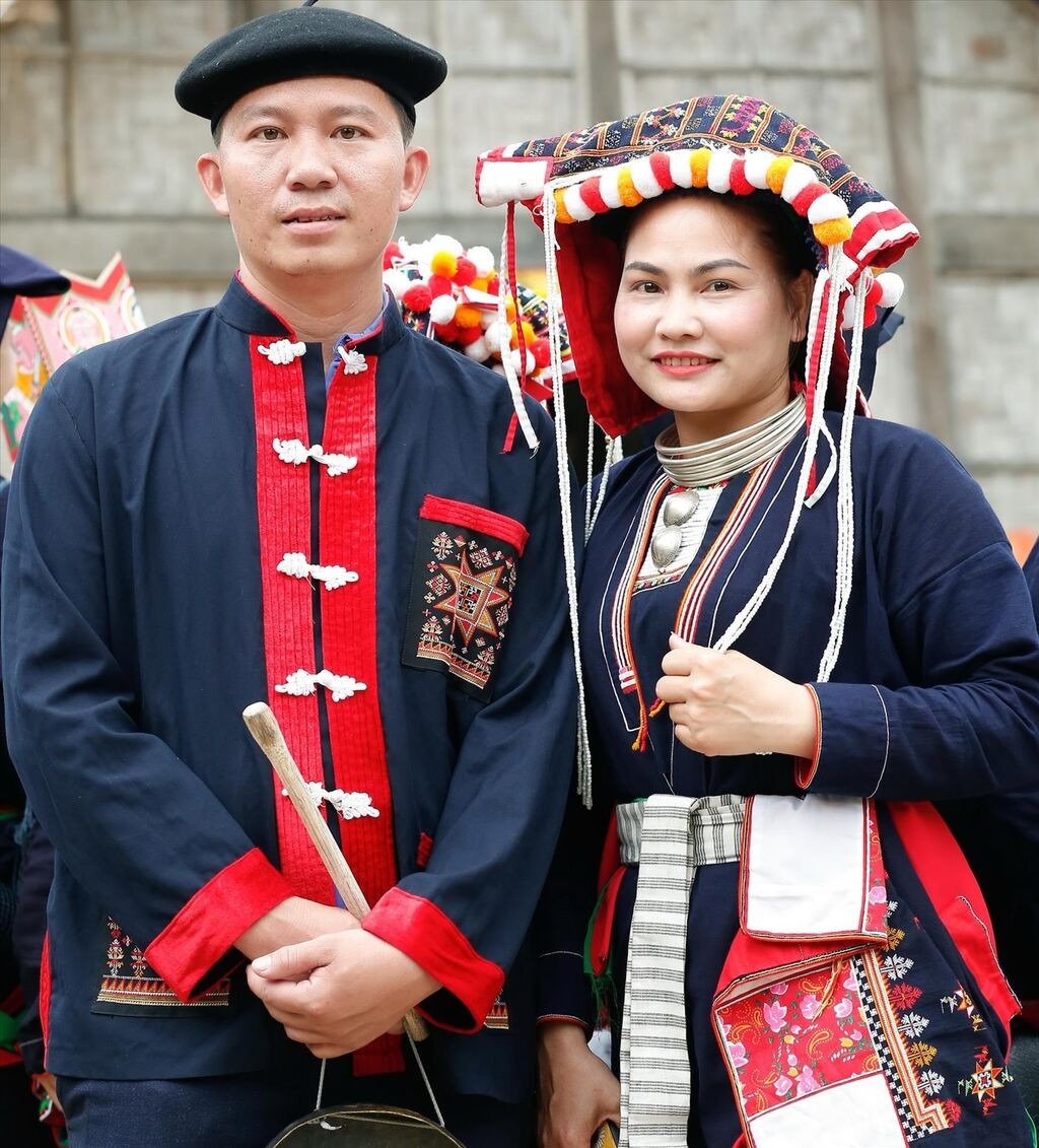 Le costume traditionnel des Dao quân chet reprend la couleur principale de l'indigo, associés à des motifs brodés, des accessoires sophitiqués.