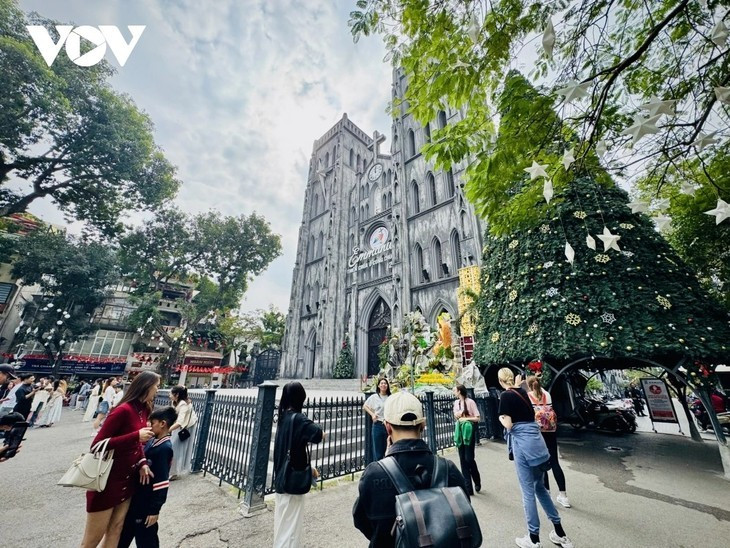 La cathédrale Saint-Joseph de Hanoï attire de nombreux visiteurs vietnamiens et étrangers le 1er janvier. Photo: VOV