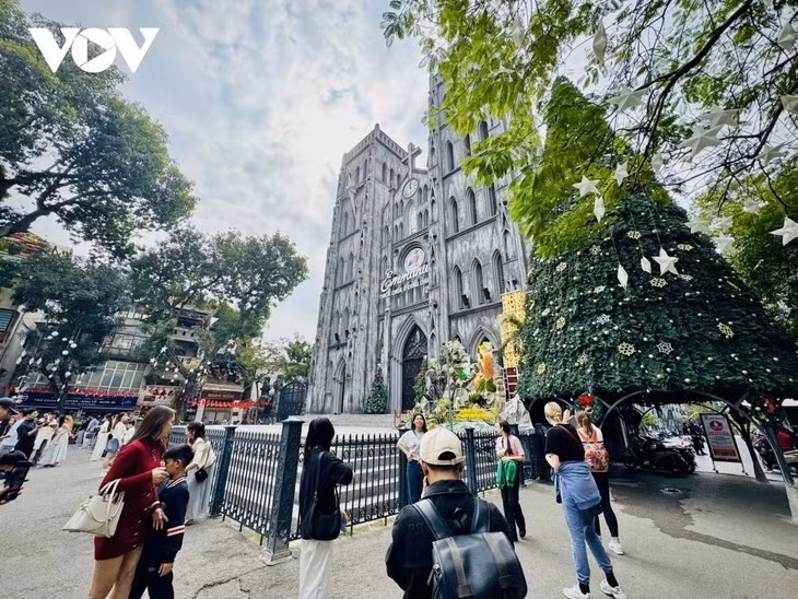 La cathédrale Saint-Joseph de Hanoï attire de nombreux visiteurs vietnamiens et étrangers le 1er janvier. Photo: VOV