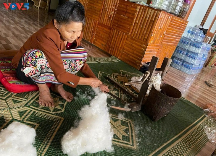 Le coton est entièrement fabriqué à la main. Photo: VOV5