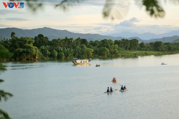 Balade en barque sur la rivière des Parfums. Photo: VOV