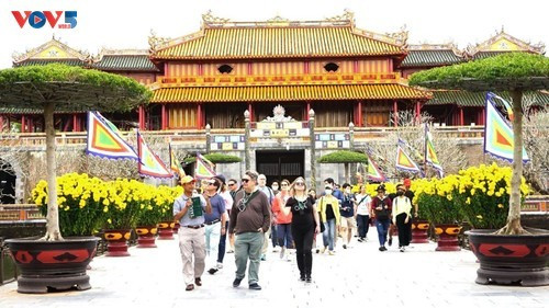Visiteurs dans les sites patrimoniaux de Hué lors de la Fête du Printemps. Photo : VOV. 