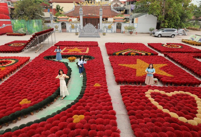Le village d'encens de Quang Phu Cau est une destination populaire auprès des touristes visitant Hanoï. Photo : VNA.