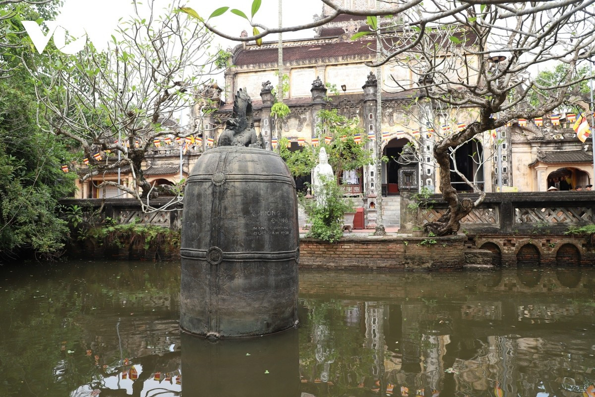 Parmi ses trésors figure la grande cloche en bronze Dai Hong Chung. Fondue en 1936 selon des techniques artisanales, elle pèse neuf tonnes, mesure 4,2 m de haut pour un diamètre de 2,2 m. Sa réalisation, entièrement manuelle, exigea à l’époque un soin minutieux et des mois d’efforts. Photo : VOV