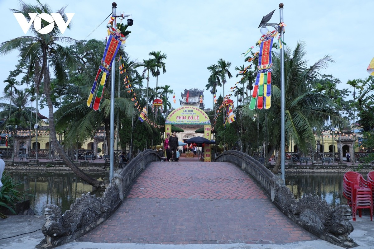 Le pont Cuon, enjambant le lac Chu Tích (également appelé le lac Nui), relie l’allée principale au temple Trinh, qui se trouve dans l&apos;enceinte du complexe de la pagode Co Le. Ce pont à trois arches en briques rouges confère à l’ensemble une harmonie pittoresque. Photo : VOV