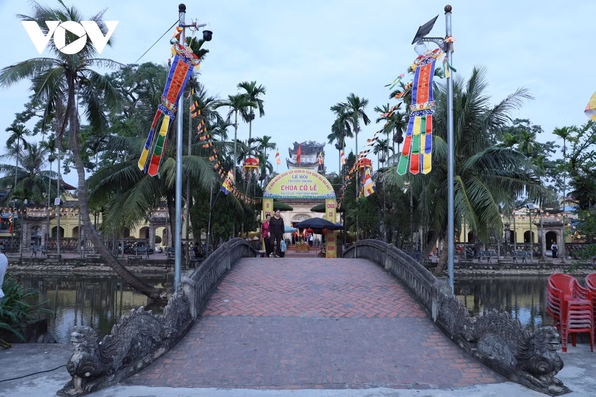Le pont Cuon, enjambant le lac Chu Tích (également appelé le lac Nui), relie l’allée principale au temple Trinh, qui se trouve dans l'enceinte du complexe de la pagode Co Le. Ce pont à trois arches en briques rouges confère à l’ensemble une harmonie pittoresque. Photo : VOV
