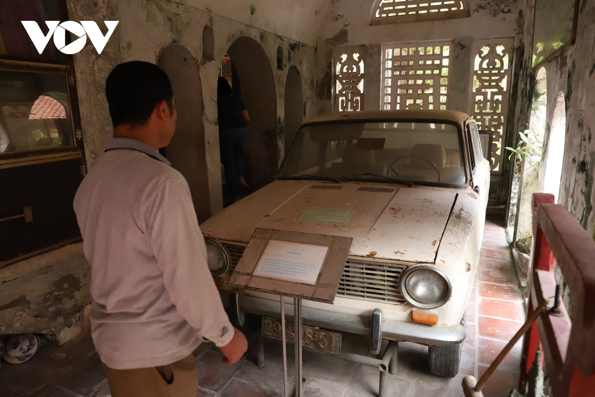 La pagode conserve également une voiture offerte par le Premier ministre Pham Van Dong au vénérable Thich The Long, devenue un relique précieuse. Photo : VOV